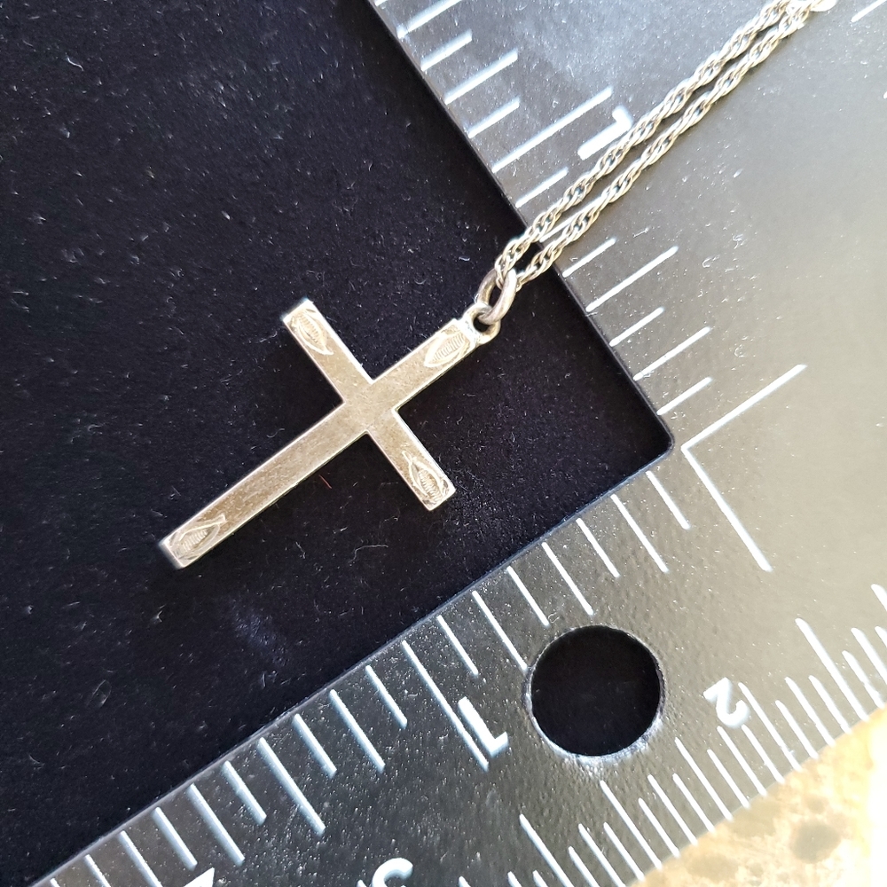 LA MODE Sterling silver cross necklace